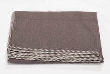 Lade das Bild in den Galerie-Viewer, Baumwolldecke Uni in "Fango" von David Fussenegger