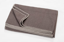 Lade das Bild in den Galerie-Viewer, Baumwolldecke Uni in "Fango" von David Fussenegger