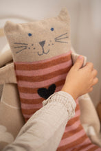 Lade das Bild in den Galerie-Viewer, Set Decke in Puppe "Katze" von David Fussenegger