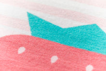 Lade das Bild in den Galerie-Viewer, Babydecke "Erdbeere Rot" von David Fussenegger