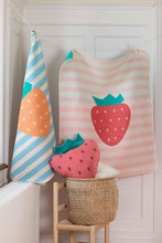 Lade das Bild in den Galerie-Viewer, Babydecke "Erdbeere Rot" von David Fussenegger