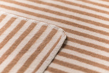 Lade das Bild in den Galerie-Viewer, Set Decke in Puppe "Giraffe" von David Fussenegger