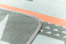 Lade das Bild in den Galerie-Viewer, Babydecke "Krokos allover" von David Fussenegger