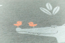 Lade das Bild in den Galerie-Viewer, Babydecke "Krokos allover" von David Fussenegger