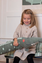 Lade das Bild in den Galerie-Viewer, Bettschlange "Krokodil" von David Fussenegger