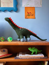 Lade das Bild in den Galerie-Viewer, Dinosaurier Kuscheltier aus Baumwolle von Rice