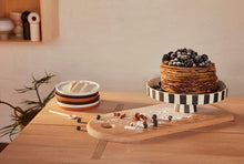 Lade das Bild in den Galerie-Viewer, Toppu Tablett Large in Schwarz/Weiß gestreift von OYOY Living Design