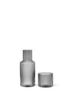 Lade das Bild in den Galerie-Viewer, Ripple Karaffen-Set - Smoked Grey von ferm Living