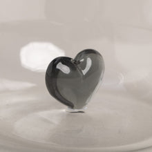 Lade das Bild in den Galerie-Viewer, Trinkglas "Herzfigur" in Schwarz von Eulenschnitt