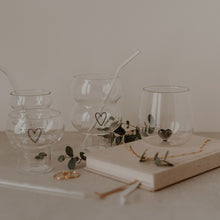 Lade das Bild in den Galerie-Viewer, Trinkglas "Herzfigur" in Schwarz von Eulenschnitt