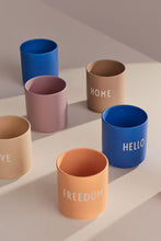 Lade das Bild in den Galerie-Viewer, Design Letters Becher FREEDOM Orange
