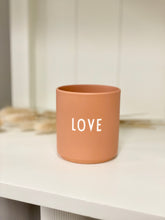 Lade das Bild in den Galerie-Viewer, Design Letters Becher LOVE - verschiedene Farben