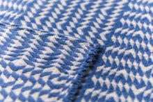 Lade das Bild in den Galerie-Viewer, Leinendecke &quot;LINO BORDÜRE&quot; in Marineblau/Weiß  von David Fussenegger
