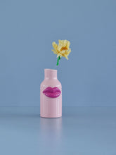 Lade das Bild in den Galerie-Viewer, Keramik Vase Fuchsia Lips Small
