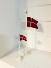 Lade das Bild in den Galerie-Viewer, Maileg Dänische Tisch*Flagge Klein
