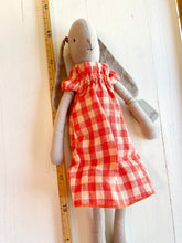 Lade das Bild in den Galerie-Viewer, Kaninchen mit Kleid von Maileg
