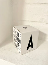 Lade das Bild in den Galerie-Viewer, Buchstaben Porzellanbecher von Design Letters
